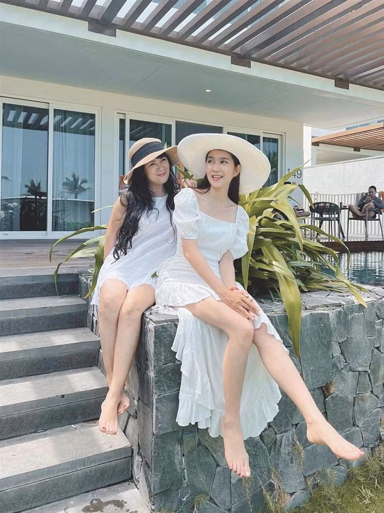 Minh Hà từng gây sốt khi khoe ảnh mặc "ton sur ton" với mẹ ruột. Khi đi nghỉ dưỡng cùng gia đình con gái, mẹ vợ U70 của Lý Hải tự tin diện váy ngắn khoe đôi chân thon nuột khó tin.
