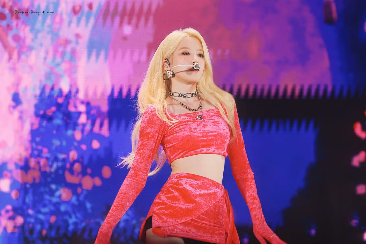 Ngày 11/11, hình ảnh của nữ ca sĩ Shuhua trong lễ trao giải Genie Music Awards được chia sẻ trên diễn đàn Pann Nate và thu hút gần 100.000 lượt xem với hàng trăm bình luận.