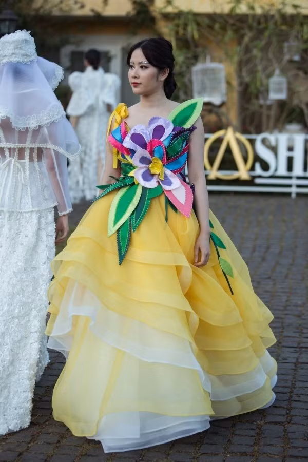 Nam Em và những lần "tạo nét" khi đi catwalk trên sàn diễn - Hình 8 Nam Em va nhung lan