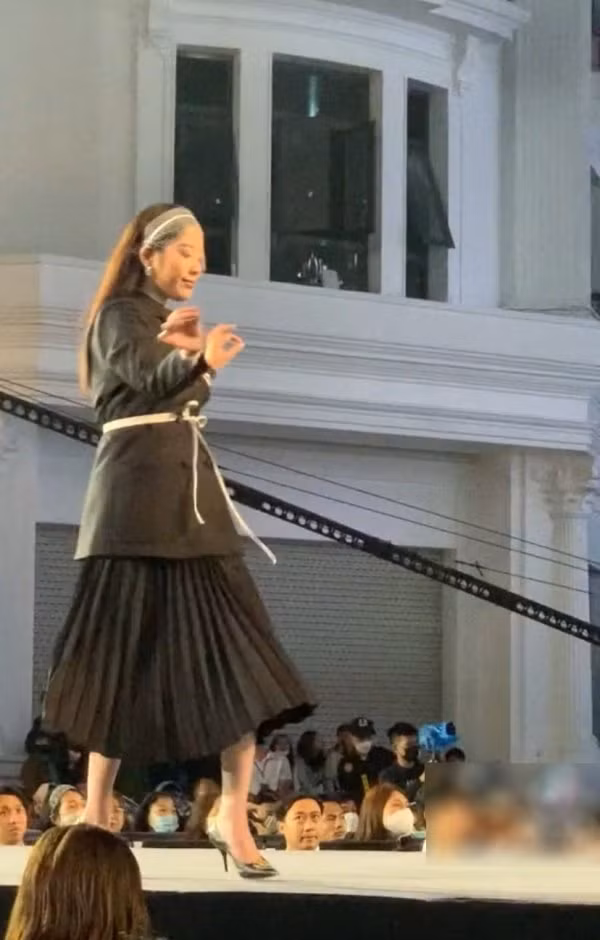 Nam Em và những lần "tạo nét" khi đi catwalk trên sàn diễn - Hình 4 Nam Em va nhung lan