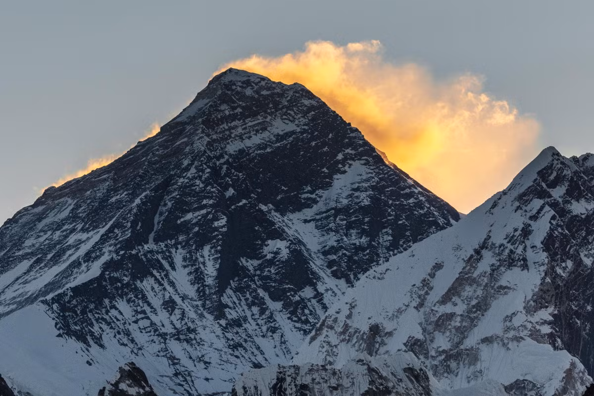 Đỉnh Everest còn có tên gọi khác là Chomolungma. Tên gọi Everest chỉ xuất hiện từ năm 1865 khi được Hiệp hội Địa lý Hoàng gia Anh đặt tên tiếng Anh. Ảnh: Wikipedia.