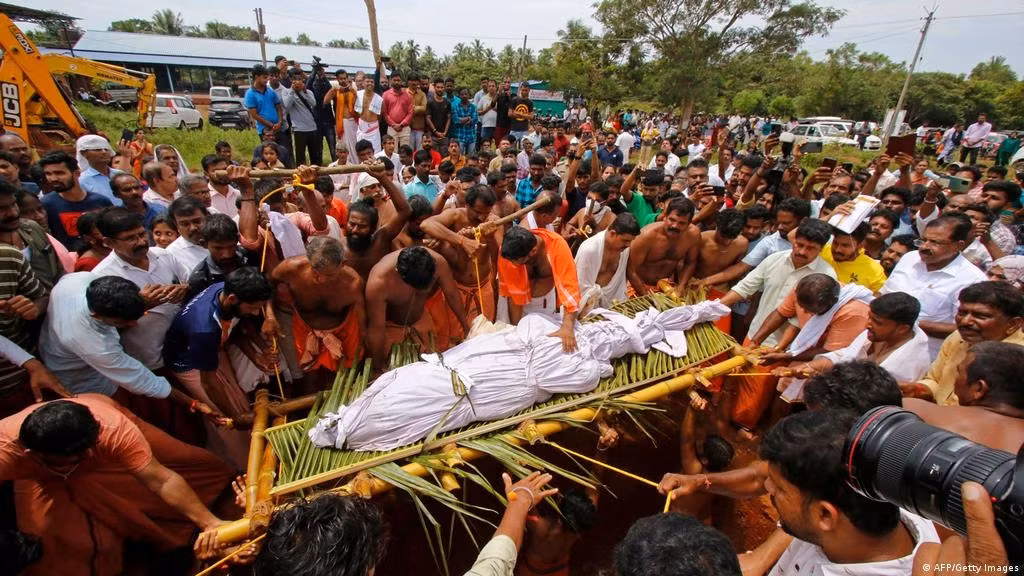 Xác con cá sấu đã được các tín đồ chuyển tới, chôn cất tại đền Ananthapadmanabha Swamy (Kasaragod, bang Kerala). Thư ký Jeernodhara Samithi Ramachandra Bhat của đền Ananthapura cho biết họ có kế hoạch xây dựng một đài tưởng niệm cho Babiya. Tuy nhiên, điều này cần sự cho phép của những sư thầy lớn trong đền. Ảnh: AP.