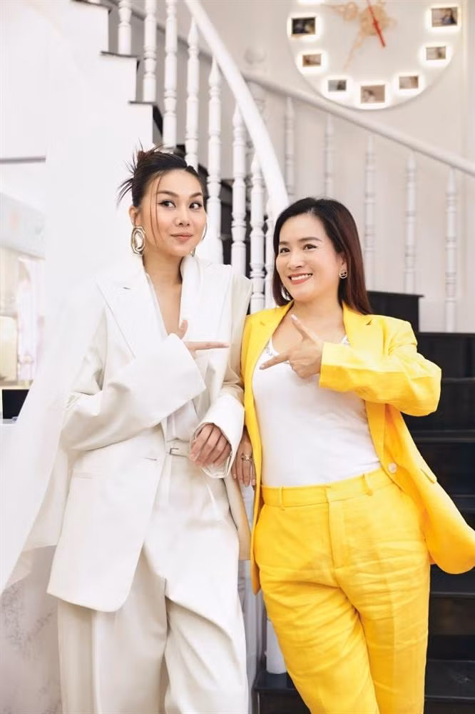 Điểm trừ duy nhất có lẽ là ở chiếc quần với chất liệu quá nhăn khiến sự phong độ của vợ diễn viên Bình Minh sút giảm đáng kể.