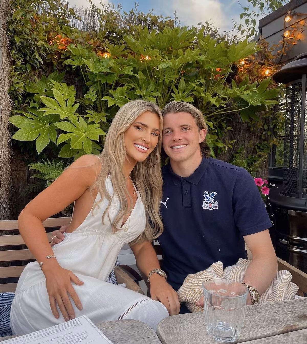 Ngôi sao trẻ Conor Gallagher đang ngày một khẳng định mình trên sân cỏ. Cùng với danh tiếng đi lên, chuyện tình cảm của anh chàng và bạn gái nóng bỏng Aine May càng được chú ý hơn.