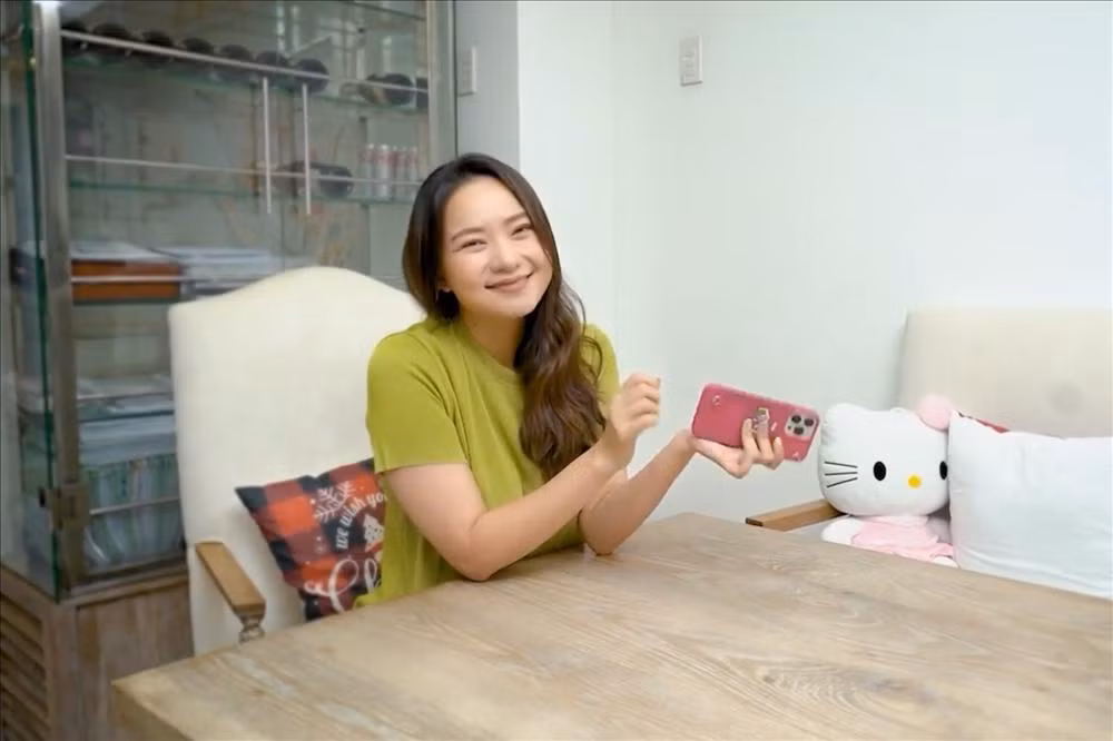 Trong một đoạn clip mà chân dài sinh năm 1988 chia sẻ, cô trang điểm nhẹ nhàng, mặc một bộ đầm suông len tăm màu xanh lá mạ. Có thể thấy, gương mặt của Phan Như Thảo đã bớt tròn hơn.