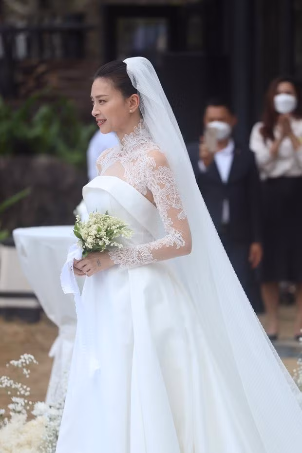 Diem tru nho trong nhung bo vay cuoi chinh thuc cua Ngo Thanh Van-Hinh-2