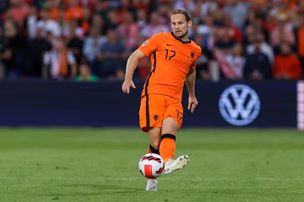 Daley Blind (32 tuổi - 9 triệu euro): Cựu hậu vệ Man United phải gắn thiết bị hỗ trợ nhịp tim nhưng vẫn thi đấu bền bỉ trong màu áo Ajax. Blind giúp đội chủ sân Johan Cruyff giành 3 chức vô địch Hà Lan trong 4 mùa gần nhất.