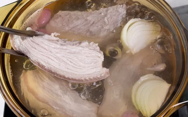 Luộc thịt thêm vài giọt này, thịt chín nhanh, không còn mùi hôi Luoc thit them vai giot nay, thit chin nhanh, khong con mui hoi