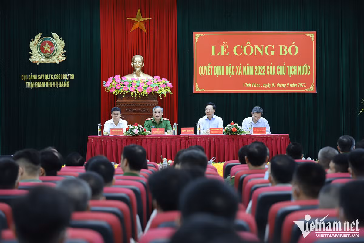 Niềm vui đoàn tụ trong ngày được đặc xá Niem vui doan tu trong ngay duoc dac xa