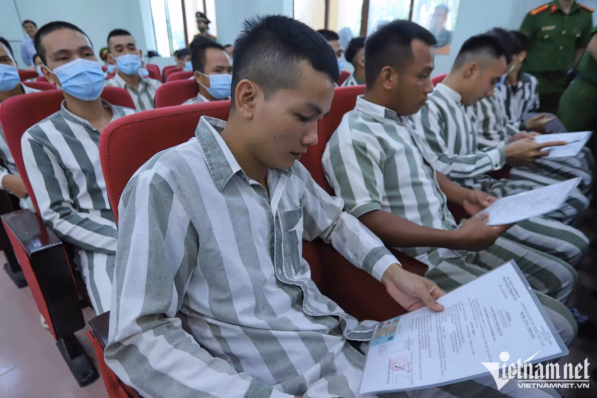 Niềm vui đoàn tụ trong ngày được đặc xá - Hình 5 Niem vui doan tu trong ngay duoc dac xa-Hinh-5