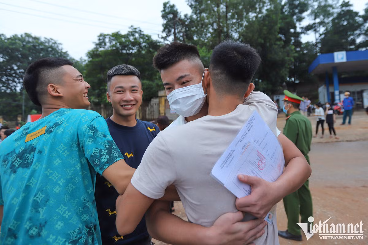 Niềm vui đoàn tụ trong ngày được đặc xá - Hình 12 Niem vui doan tu trong ngay duoc dac xa-Hinh-12