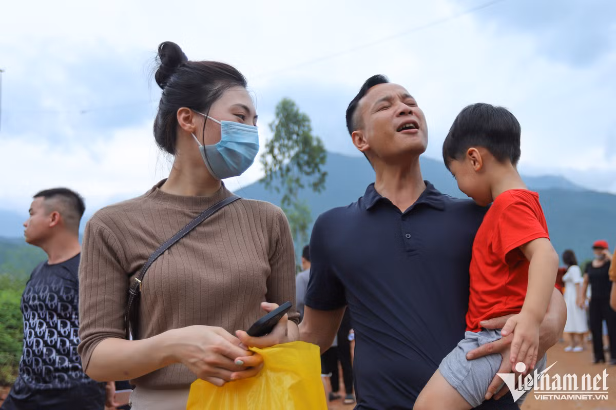 Niềm vui đoàn tụ trong ngày được đặc xá - Hình 13 Niem vui doan tu trong ngay duoc dac xa-Hinh-13
