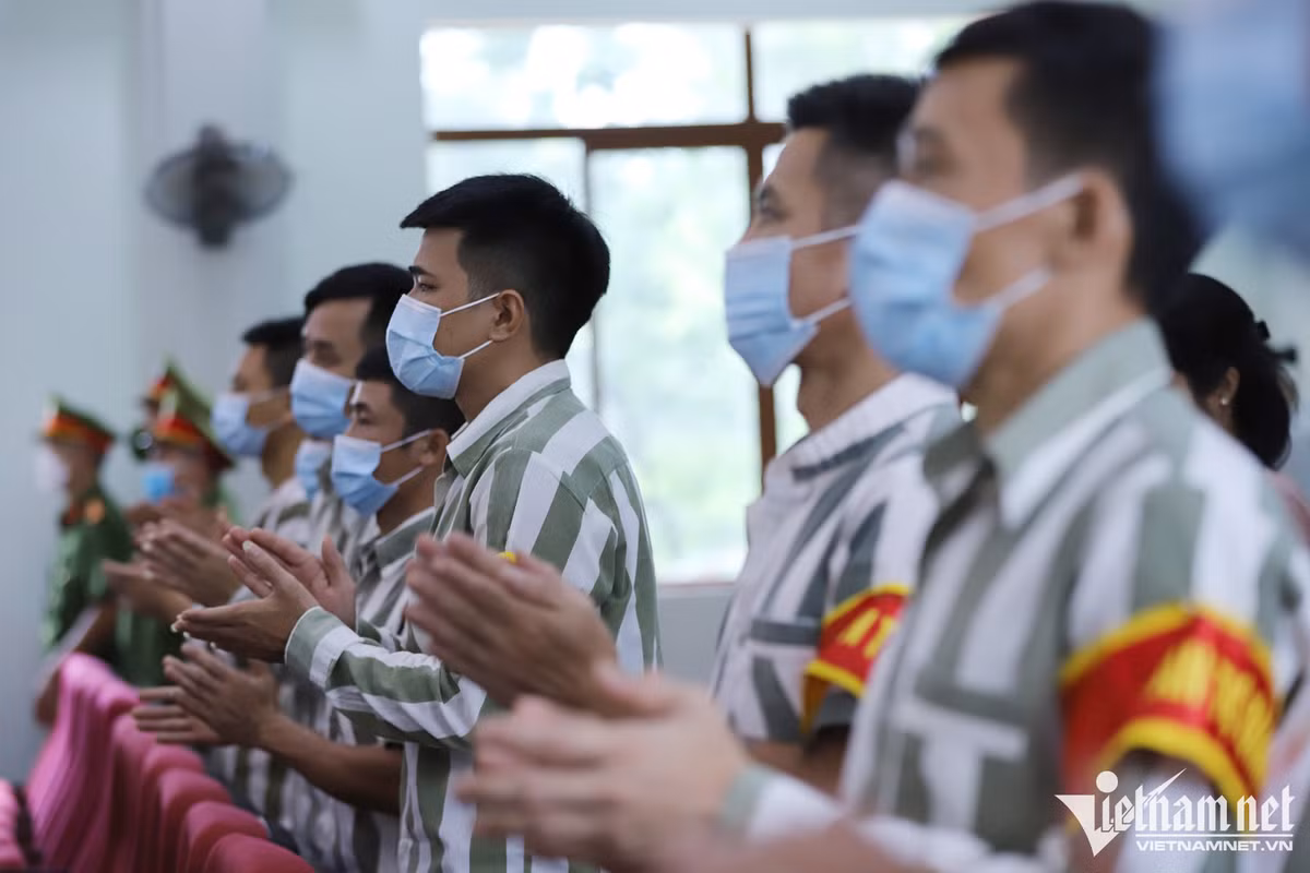Niềm vui đoàn tụ trong ngày được đặc xá - Hình 3 Niem vui doan tu trong ngay duoc dac xa-Hinh-3