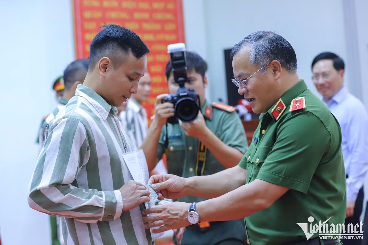 Niềm vui đoàn tụ trong ngày được đặc xá - Hình 2 Niem vui doan tu trong ngay duoc dac xa-Hinh-2