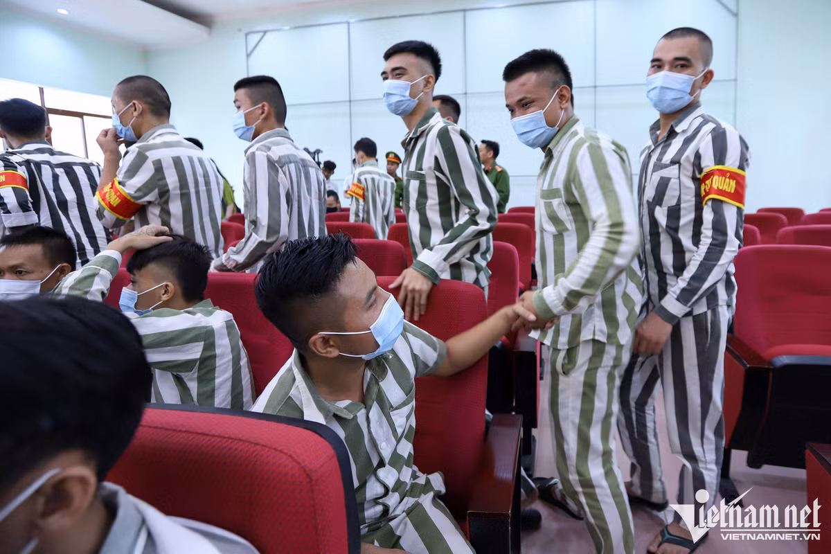 Niềm vui đoàn tụ trong ngày được đặc xá - Hình 10 Niem vui doan tu trong ngay duoc dac xa-Hinh-10