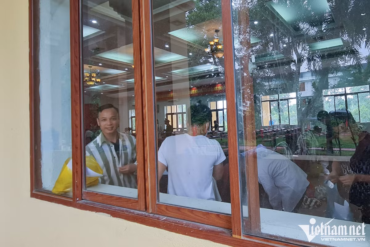Niềm vui đoàn tụ trong ngày được đặc xá - Hình 9 Niem vui doan tu trong ngay duoc dac xa-Hinh-9