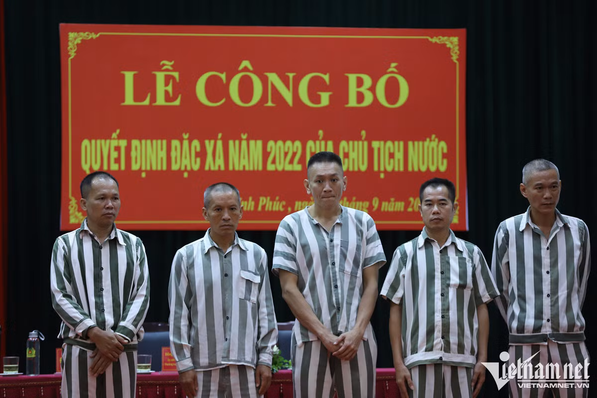 Niềm vui đoàn tụ trong ngày được đặc xá - Hình 4 Niem vui doan tu trong ngay duoc dac xa-Hinh-4