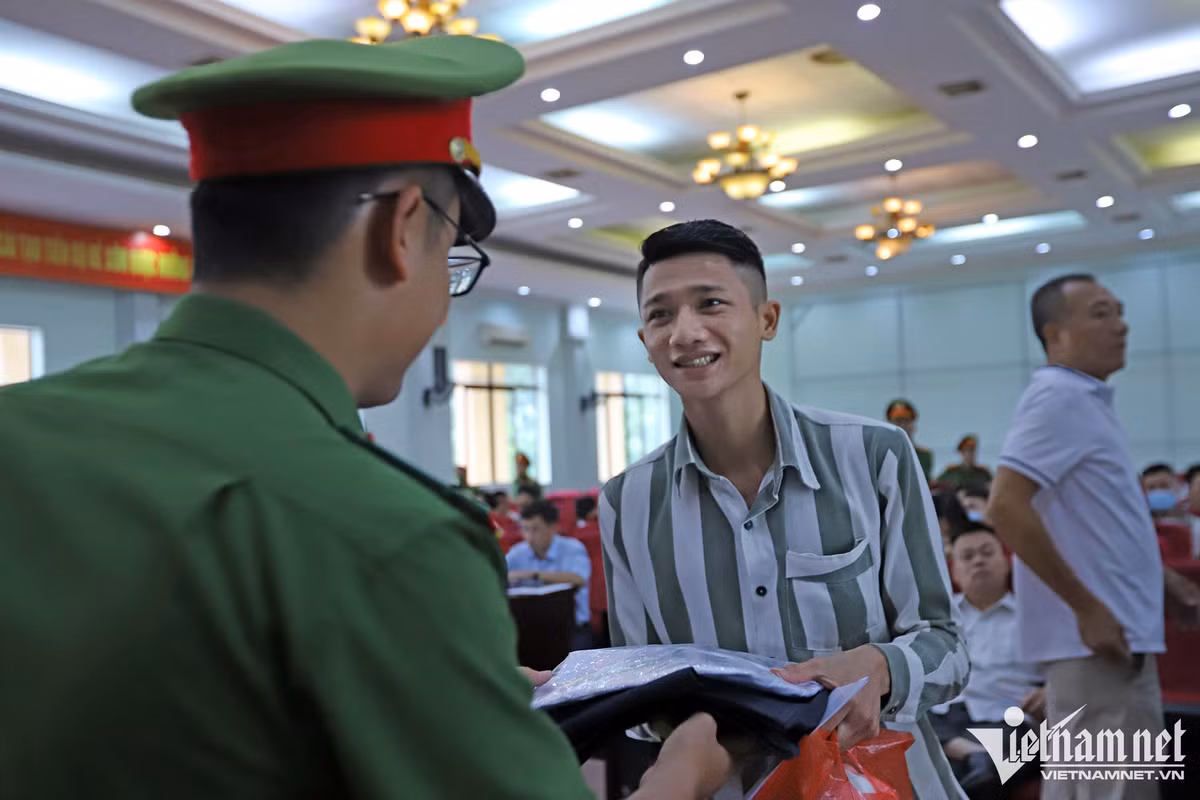 Niềm vui đoàn tụ trong ngày được đặc xá - Hình 7 Niem vui doan tu trong ngay duoc dac xa-Hinh-7