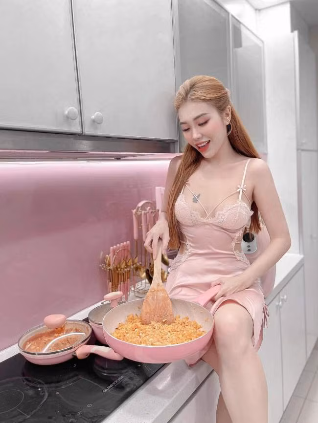 Những chi tiết đắp ren mang tới sự quyến rũ cho nữ diễn viên.