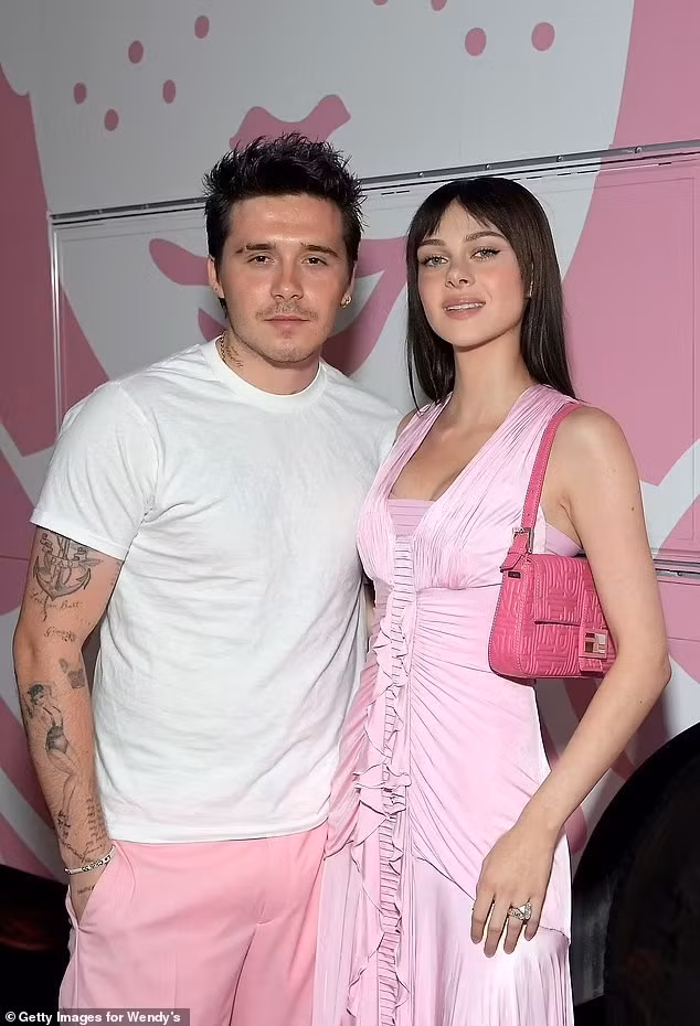Hinh anh Brooklyn giua luc Victoria va Nicola Peltz cang thang-Hinh-2