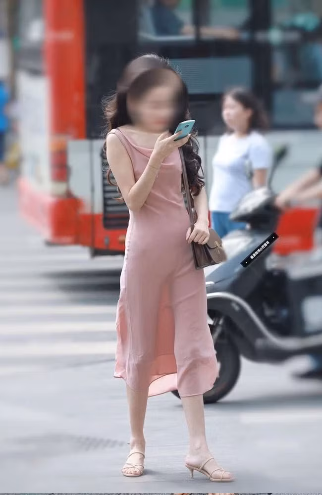 Váy lụa mỏng dính người cũng là một trong những nhược điểm của những thiết kế này.