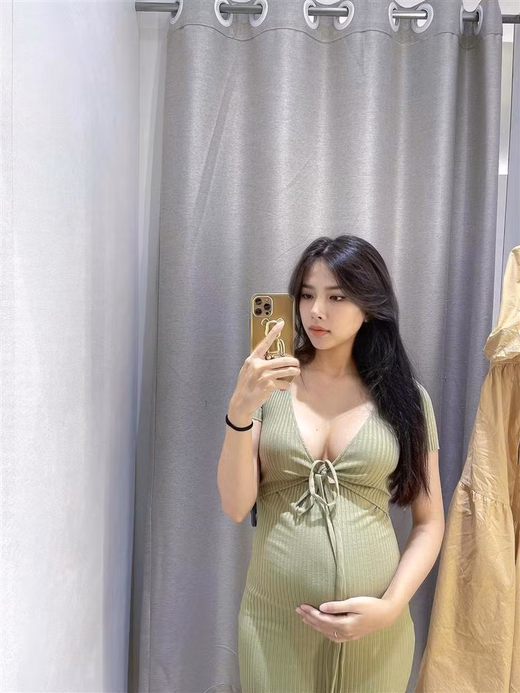 Vợ Phan Mạnh Quỳnh "bầu vượt mặt" vẫn chuộng đồ gợi cảm Vo Phan Manh Quynh