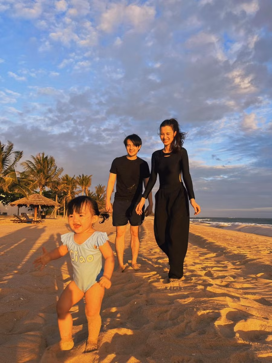 Đông Nhi xả vai mẹ bỉm, lên đồ cực táo bạo khoe đường cong - Hình 5 Dong Nhi xa vai me bim, len do cuc tao bao khoe duong cong-Hinh-5