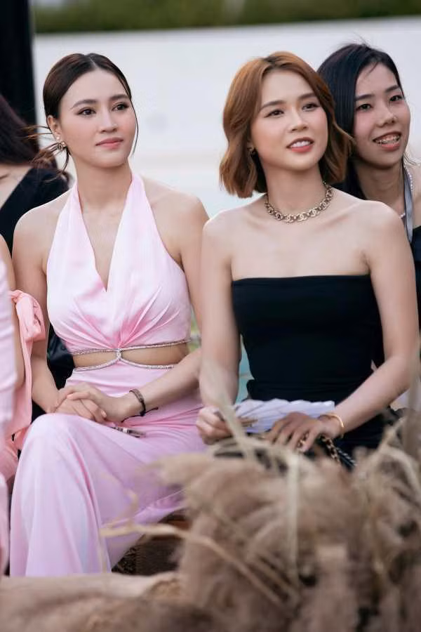 Trước đó vài giờ, Lan Ngọc xuất hiện xinh đẹp trong đám cưới đồng nghiệp. Cô diện mẫu váy gợi cảm với chi tiết khoét eo tinh tế. Người đẹp chọn kiểu tóc búi thấp và trang điểm nhẹ nhàng.