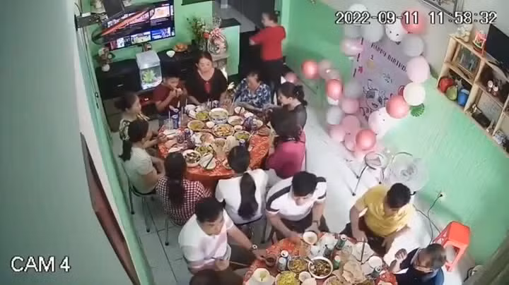 Clip: San nha bat ngo sap lun khi dang an sinh nhat