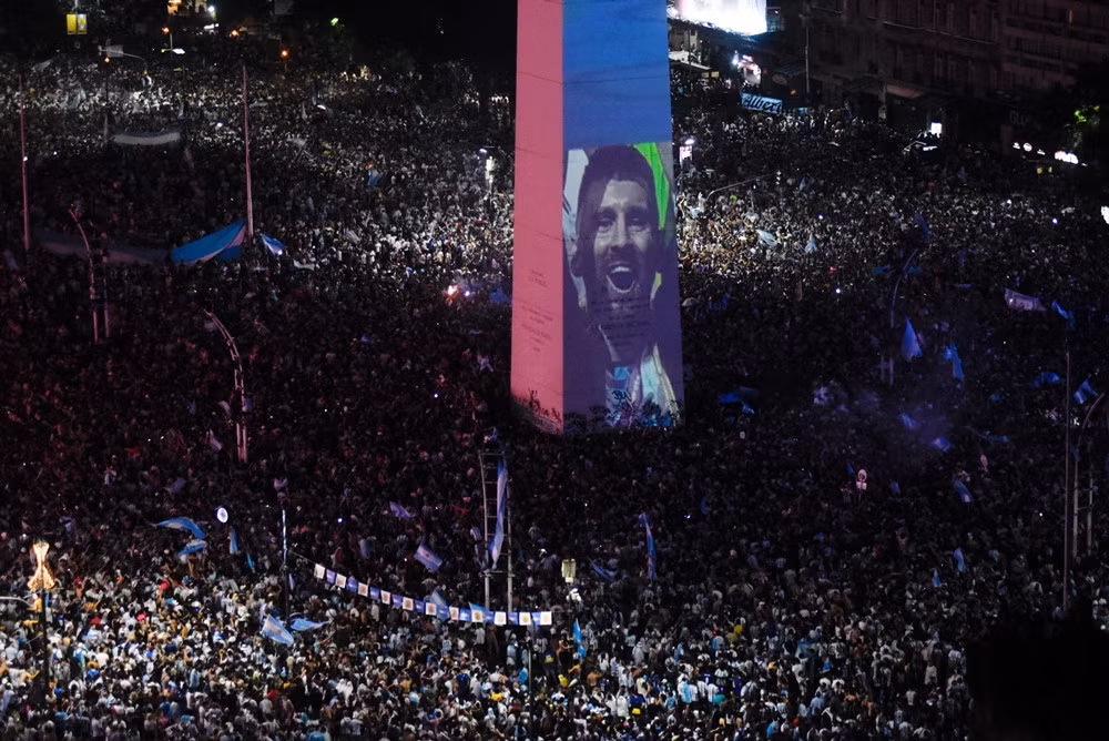 Trung tâm thủ đô Buenos Aires chật kín CĐV. Hình ảnh Messi được phát trên tòa tháp Obelisk nổi tiếng