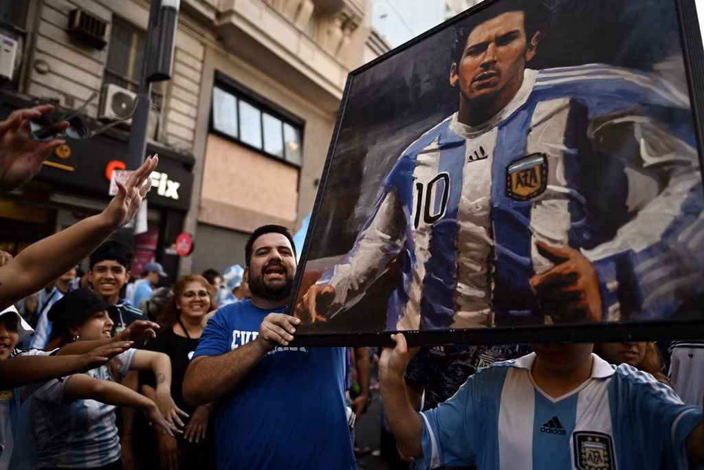 Fan với bức hình Messi ăn mừng trên đường phố ở Port-au-Prince, Haiti