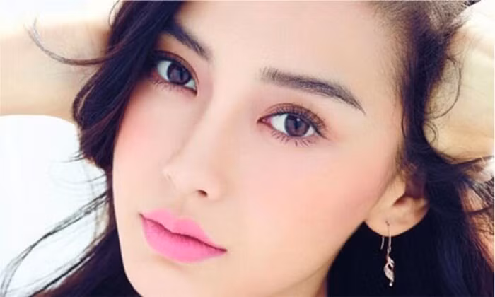 Cô nàng này luôn muốn sống trong mộng tưởng, vì vậy khi kết hôn không thể tìm thấy một người đàn ông tốt thực sự yêu thương mình. Lúc chưa cưới thì nghĩ cuộc sống hôn nhân màu hồng, cưới về rồi mới vỡ lẽ ra đời không như ta nghĩ. 