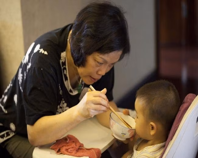 Con dau dieng nguoi thay me chong nhai com mom cho con-Hinh-2