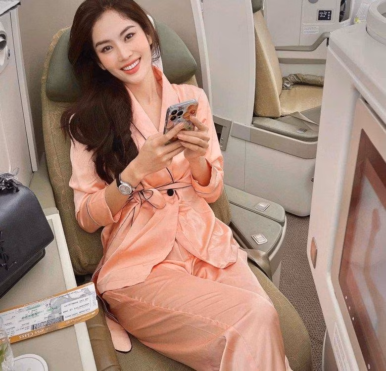 Nam Anh mac do ngu di may bay sao lai khong bi che?-Hinh-2