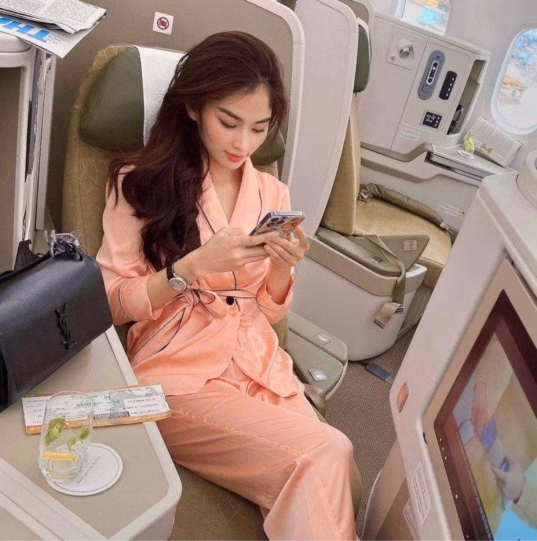 Nam Anh mac do ngu di may bay sao lai khong bi che?