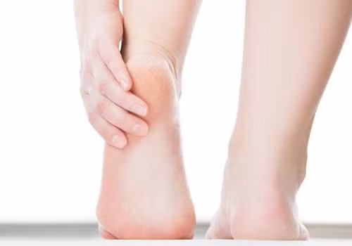 Ngay từ nhỏ, người này đã được gia đình yêu thương, người thân hết lòng nâng đỡ. Trong sự nghiệp, họ có quý nhân phù trợ nên có thể dễ dàng vượt qua khó khăn, làm gì cũng thuận lợi. Về hậu vận, người này được hưởng cuộc sống bình an, hạnh phúc bên con cháu.