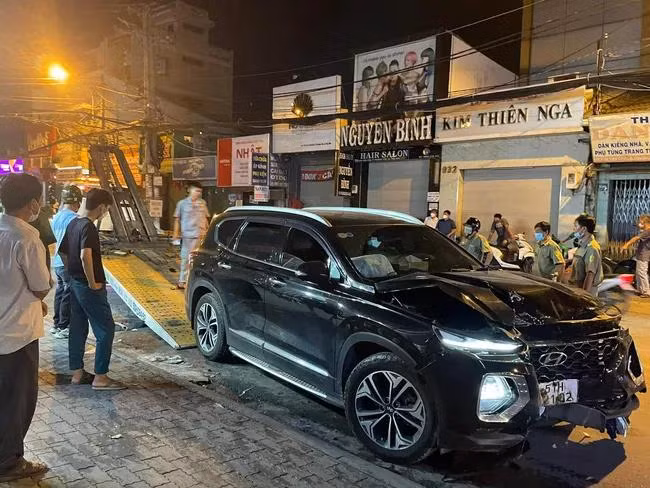 Video: "Xe điên" tông 10 xe máy, nhiều người bị thương ở TP.HCM - Hình 2 Video: