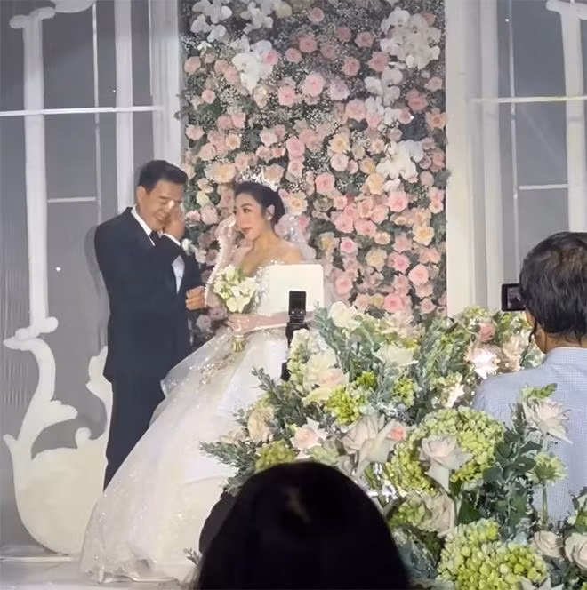 MC Ky Duyen mac loi kho thong cam khi dan dam cuoi-Hinh-2