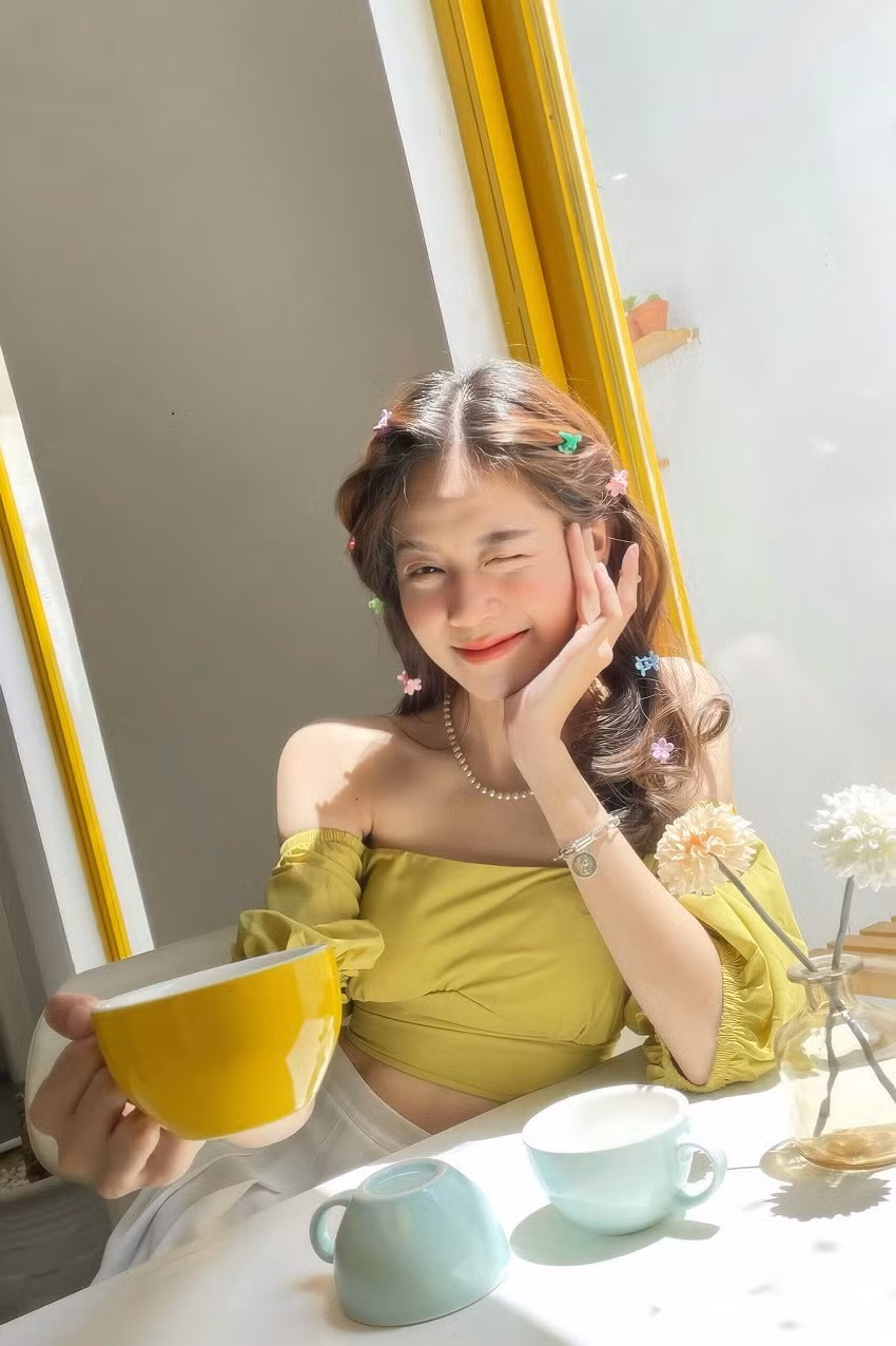 Hiện Thanh Thủy theo học ngành Ngôn ngữ Anh. Cô là người hướng ngoại và thích giao lưu với các nền văn hoá khác nhau. Với cô, việc nghiên cứu về ngôn ngữ là một lựa chọn tốt để phát triển sự nghiệp và cống hiến cho ngành du lịch ở Đà Nẵng. Bên cạnh đó, cô cũng đang là một người mẫu, do tính công việc phải tiếp xúc nhiều nên ngoại ngữ là công cụ để cô kết nối với mọi người.