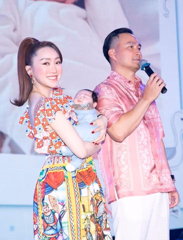 Cặp vợ chồng sao Việt U50-U60 vẫn chăm diện đồ đôi - Hình 7 Cap vo chong sao Viet U50-U60 van cham dien do doi-Hinh-7