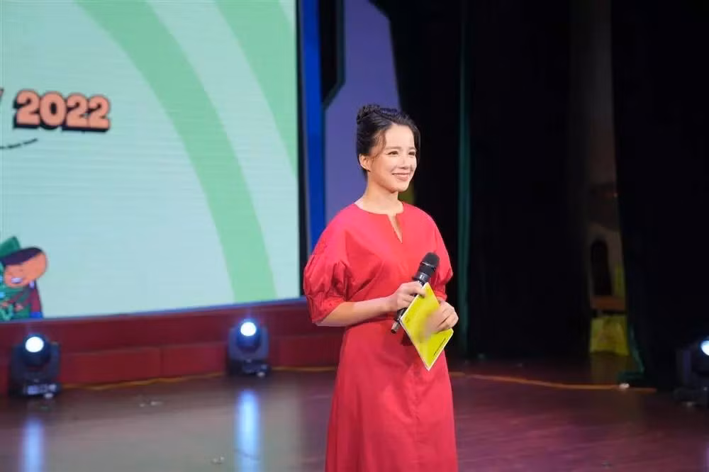 Nữ MC nổi tiếng "lột xác" sau 2 năm niềng răng - Hình 12 Nu MC noi tieng