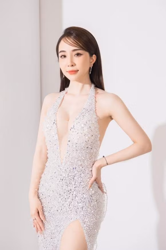 Quỳnh Nga "mặc như không", tình tứ dự sự kiện chung cùng Việt Anh - Hình 8 Quynh Nga