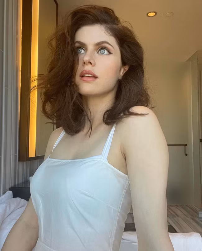 Người đẹp không chỉ sở hữu gương mặt khả ái mà còn có một body "phồn thực".