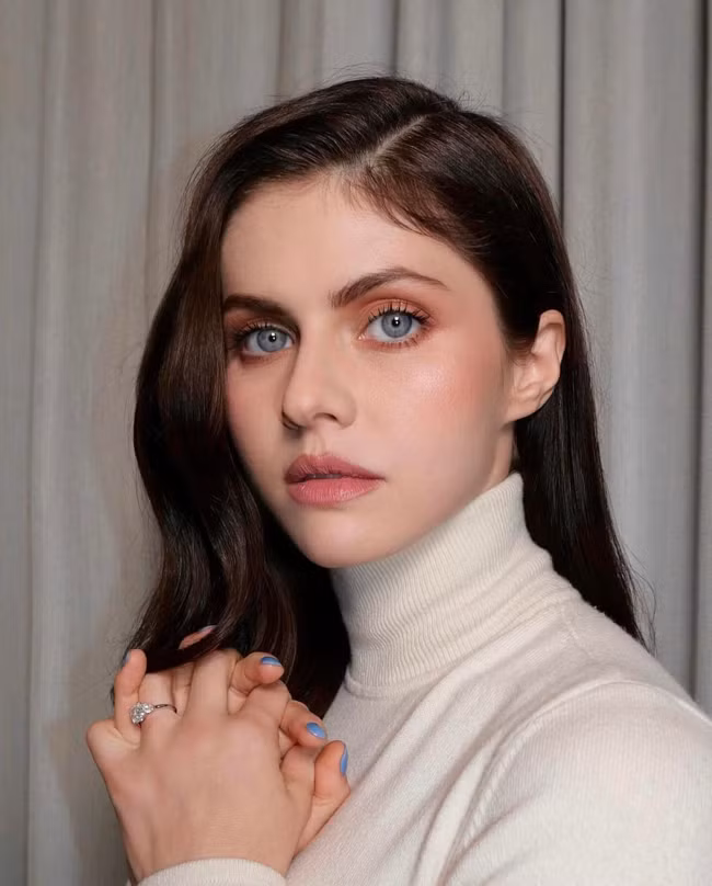 Màu mắt đặc biệt của Alexandra Daddario giúp ngoại hình của cô thêm phần đặc biệt.