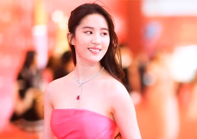 Mối quan hệ mờ ám của Lưu Diệc Phi và cha nuôi tỷ phú - Hình 8 Moi quan he mo am cua Luu Diec Phi va cha nuoi ty phu-Hinh-8