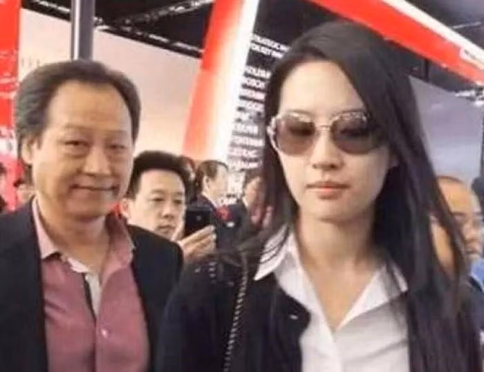 Mối quan hệ mờ ám của Lưu Diệc Phi và cha nuôi tỷ phú - Hình 3 Moi quan he mo am cua Luu Diec Phi va cha nuoi ty phu-Hinh-3