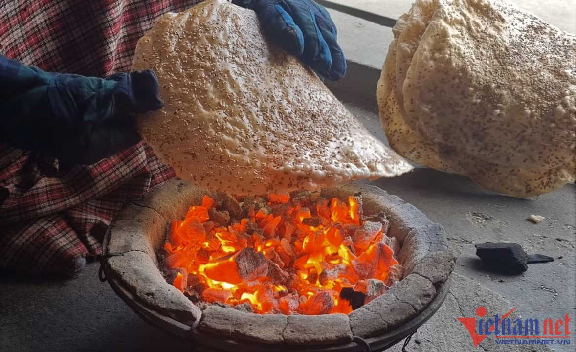 Tất bật đến đêm vẫn không đủ bánh đa bán Tết Nguyên Đán - Hình 7 Tat bat den dem van khong du banh da ban Tet Nguyen Dan-Hinh-7