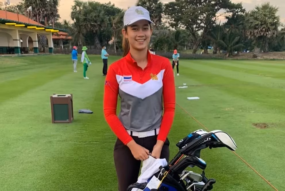 Trước khi đến với golf chuyên nghiệp, Elia từng là thành viên đội bóng rổ do cha cô huấn luyện ở quê nhà. Cha mẹ cô cũng chơi golf nhưng chỉ với mục đích giải trí. Ông Gary Galitsky bất ngờ và tự hào trước những gì con gái mình đã đạt được trong môn thể thao này.