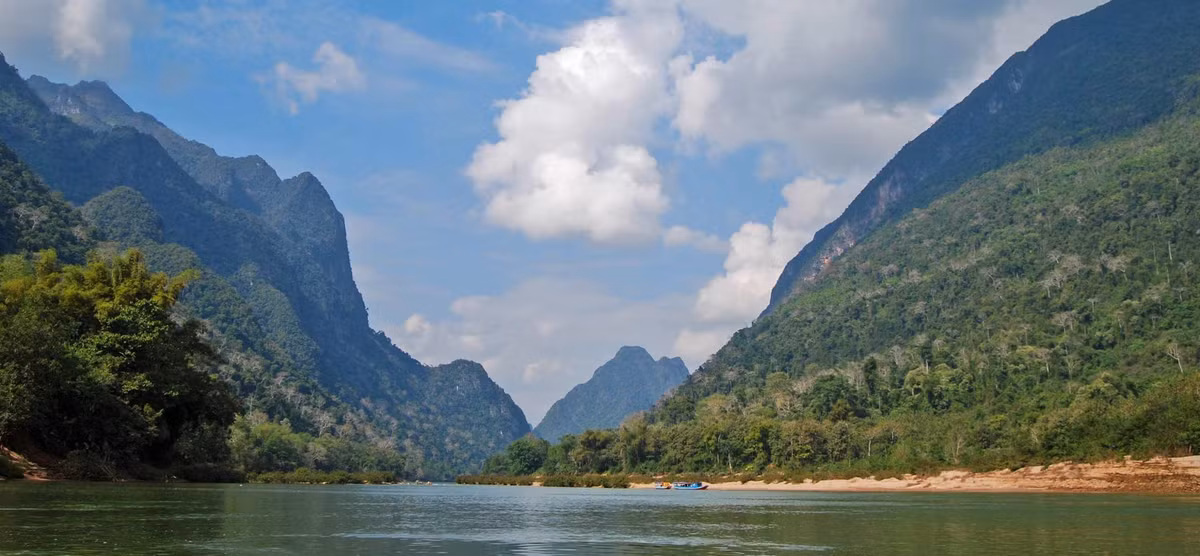 Sông Mekong chảy qua nhiều quốc gia khu vực Đông Nam Á, đem lại sự trù phú, tươi tốt cho hai bờ. Bạn có thể đi dọc sông qua những bản làng, vùng đồng rừng xanh biếc hay các thành phố lớn nhộn nhịp. Ảnh: Inside Asia Tours.