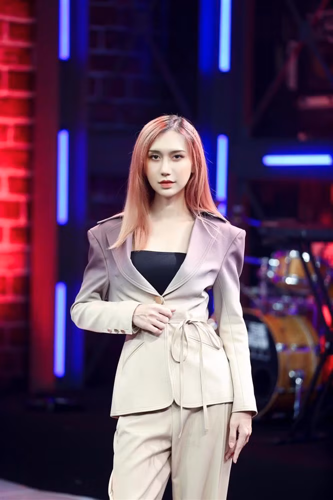 Thậm chí nhiều người còn cho rằng nhan sắc Lynk Lee qua cam thường chụp vội còn xuất sắc hơn những hình ảnh được photoshop kỹ lưỡng như thế này.